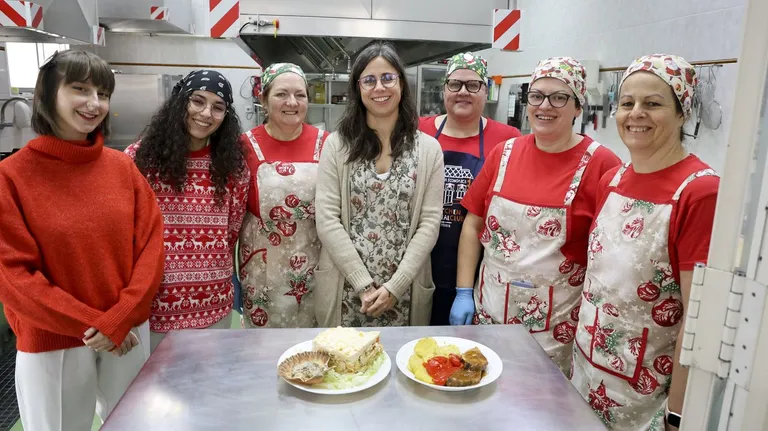María San Juán, trabajadora social del comedor social, rodeada de cocineras y voluntarias de la entidad CESAR TOIMIL